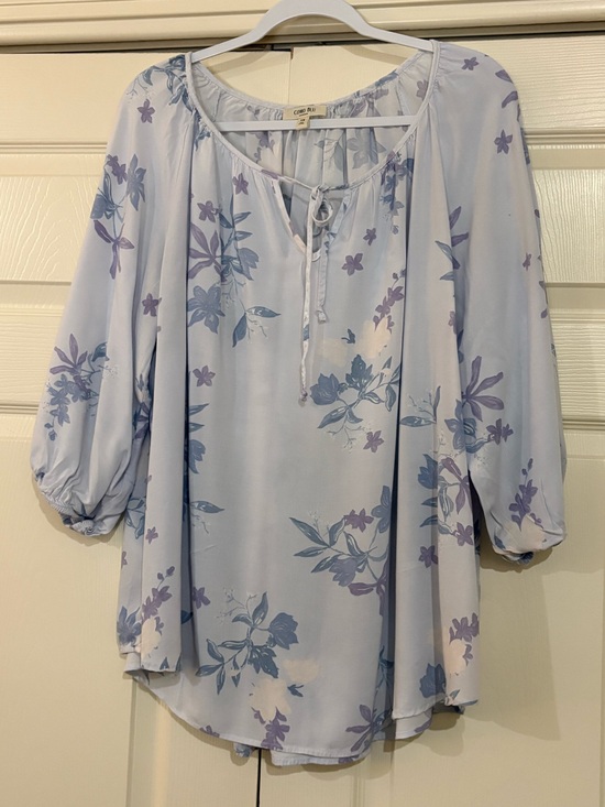 Como Blu Tops - ❤️Gorgeous Como Blu Pale Blue Floral Tie-Neck Tunic
